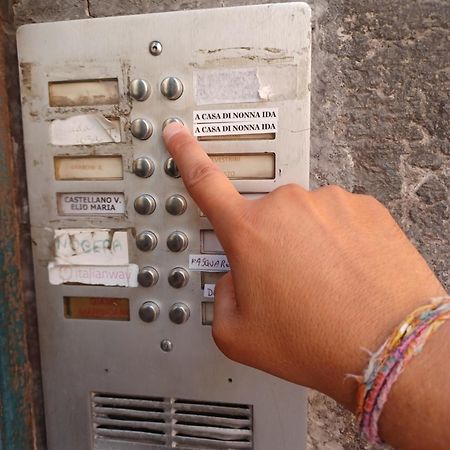 A Casa Di Nonna Ida, Nel Cuore Pulsante Di Napoli Екстер'єр фото